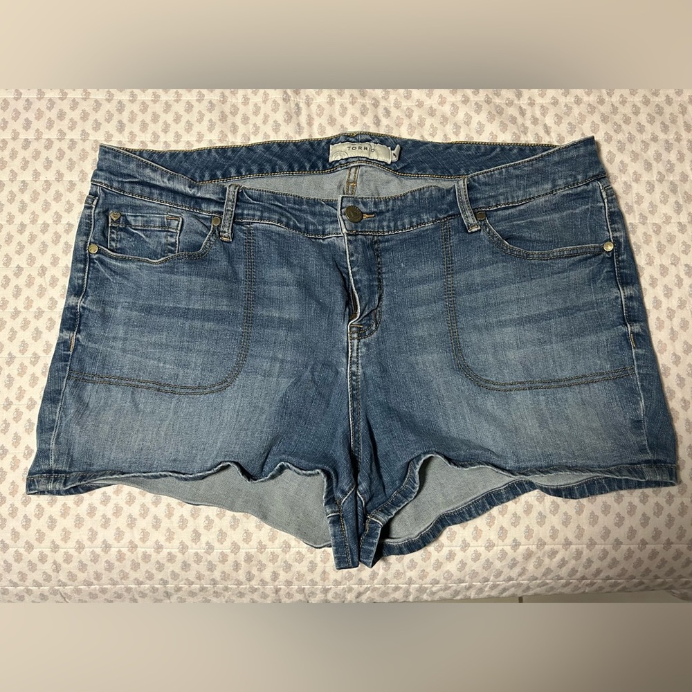 TORRID JEAN SHORTS SIZE 22